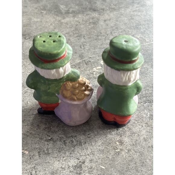 Vtg LEPRECHAUN Salt & Pepper Shakers Ceramic Hand Painted Gold Sack - Picture 4 of 5